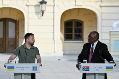 South African president takes peace plan to Russia