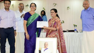 Mayor presents scholarships, best teacher award