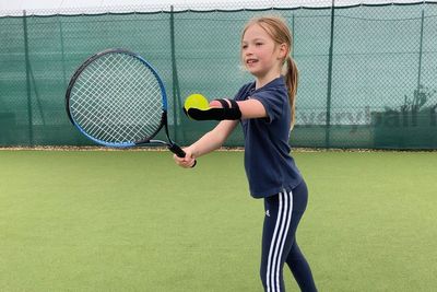 Tennis player with congenital limb difference ‘confident’ thanks to prosthetic