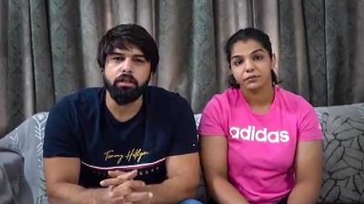 Sakshi, Babita engage in war of words over wrestlers' protest
