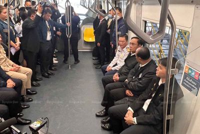 Prayut tries out Bangkok's new monorail