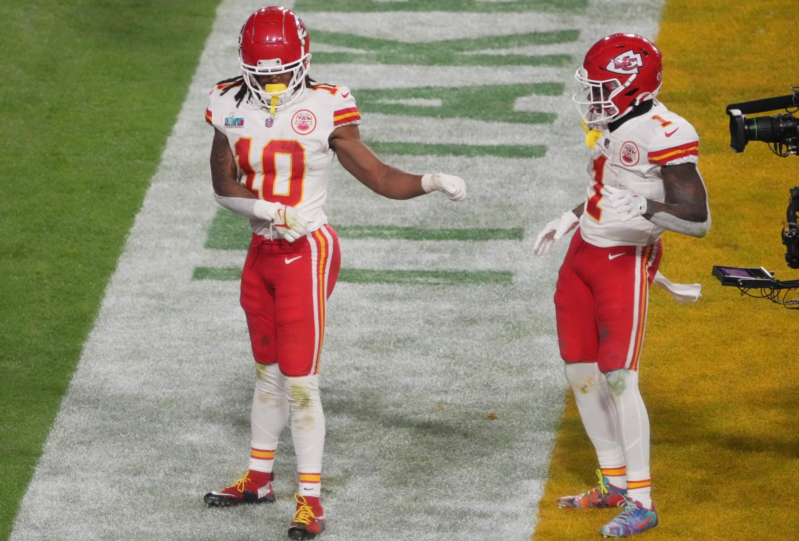 Joe Thuney adjusting to working alongside new Chiefs LT Donovan Smith