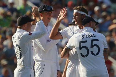 Broad revives England's victory bid in Ashes opener