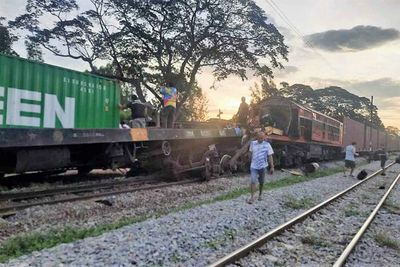 Freight trains collide in Ratchaburi