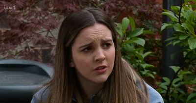 Coronation Street fans left distracted as Amy finds unlikely support after sudden return