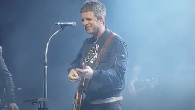 Noel Gallagher fluffs the guitar solo to Don't Look Back In Anger onstage