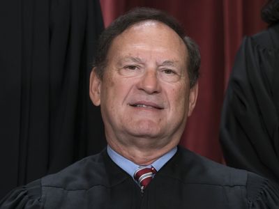 Justice Alito refutes ProPublica report he should have disclosed luxury trip