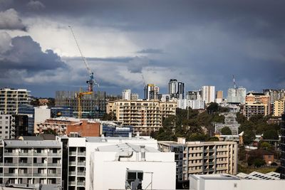 Labor under pressure to freeze rents as Greens and Coalition back inquiry into housing crisis
