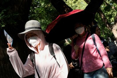 Beijing temperature soars past 40C
