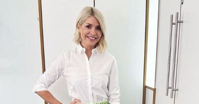 Holly Willoughby sends shoppers into frenzy with 'beautiful' Phase Eight skirt