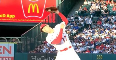 Shohei Ohtani made the most athletic catch on a throw from the catcher he didn’t see