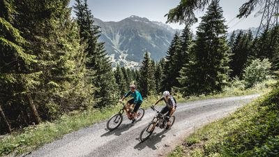 How much vertical ascent is possible on an e-MTB? Ralph van den Berg and Max Chapuis climb 14,623m in 16 hours
