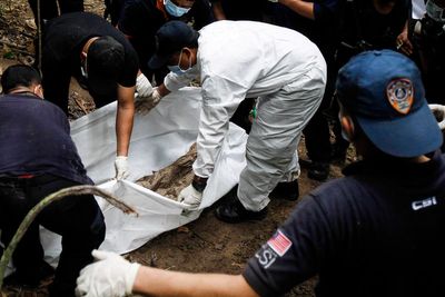 Malaysia charges 4 Thais over the mass graves and human trafficking camps found in 2015