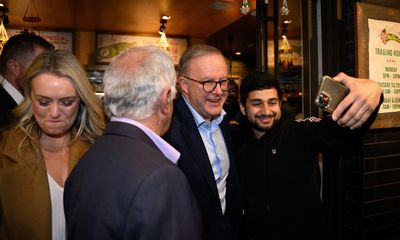 Turn your phone off every night for five minutes, Australian PM tells residents