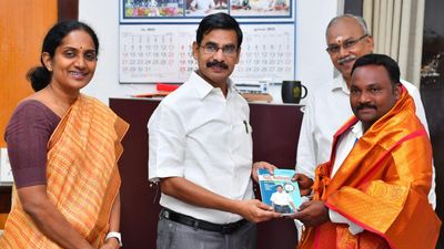 Chief Secretary lauds Vellore schoolteacher for taking students to school in his autorickshaw