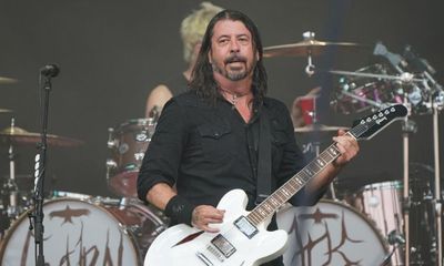 Foo Fighters perform ‘surprise’ set at Glastonbury to huge Pyramid stage crowd