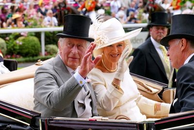 King and Queen joined by Frankie Dettori in procession on Royal Ascot final day