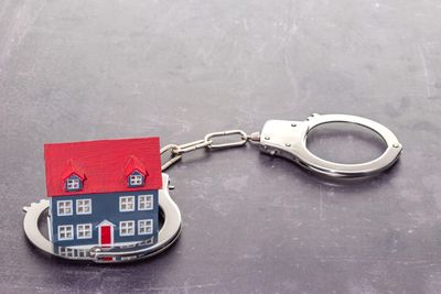 Real estate agents are feeling the pain: Housing market golden handcuffs are very real