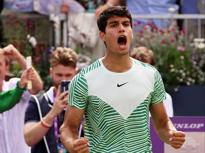 Carlos Alcaraz fires a Wimbledon warning to reach Queen’s final