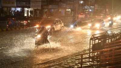 Heavy rain batters city, commuters stuck in traffic