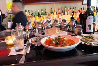 The spontaneous joy of eating at the bar