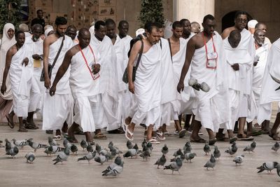 Hajj pilgrims perform final rituals in Mecca before heading to Mina