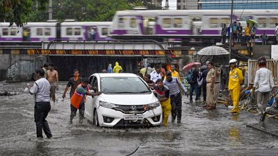 Monsoon covers Delhi, Mumbai together
