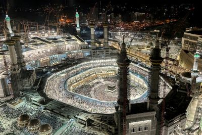 Huge crowds circle Kaaba as hajj begins in Saudi heat