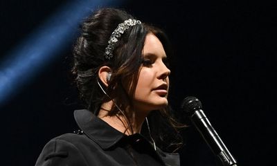 Lana Del Rey at Glastonbury review – modern pop’s greatest auteur gets cut off in her prime