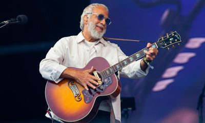 Yusuf/Cat Stevens at Glastonbury review – singer-songwriter’s ‘legends’ set is a lowkey triumph