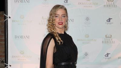 Amber Heard Is All Smiles In Her Red Carpet Return For In The Fire One Year After Trial With Johnny Depp
