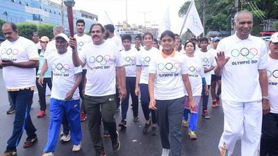 Athletes, sports enthusiasts in city take part in Olympic Run