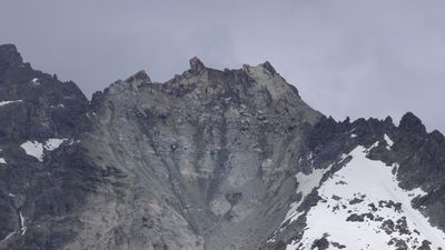 Climate change causes a mountain peak frozen for thousands of years to collapse