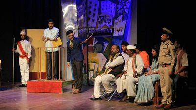 Hongirana’s play ‘Ondu Kanoonathmaka Kole’ receives good response in Shivamogga
