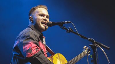 Zach Bryan Trolls Giants, Daniel Jones With Eagles Cheer at New York Concert