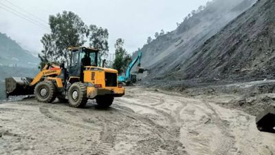 Jammu-Srinagar National highway, Mughal Road closed for traffic due to landslides, NH partially restored