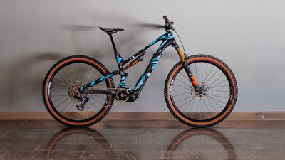 We got the lowdown on the Whyte E-Lyte 140 Works e-MTB prototype and it looks insanely good