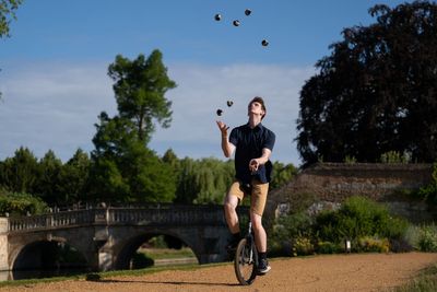 Cambridge University student becomes juggling world record holder