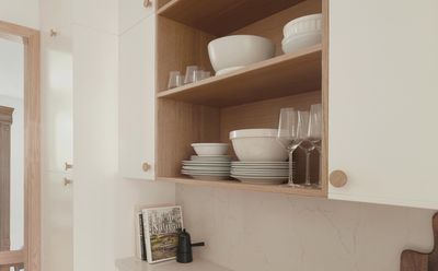 8 tricks for organizing your dishes that professional declutterers always implement in kitchen storage