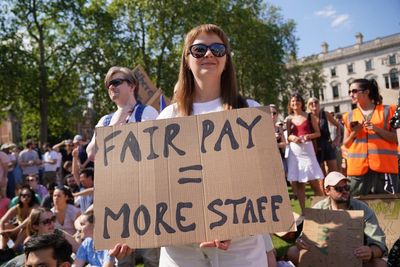 Starmer refuses to commit to accepting pay body’s wage rise recommendations