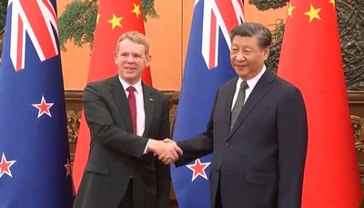 New Zealand Prime Minister Hipkins visits China to boost economic ties