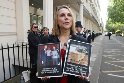 Woman who lost husband during pandemic confronts Hancock outside Covid inquiry