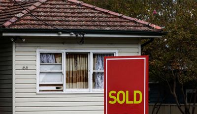 More Australian homeowners offloading properties at loss as interest rate rises take toll, new data shows
