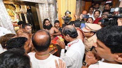 KCR’s 2-day visit to Maharashtra concludes with prayers at Tuljapur Bhavani temple