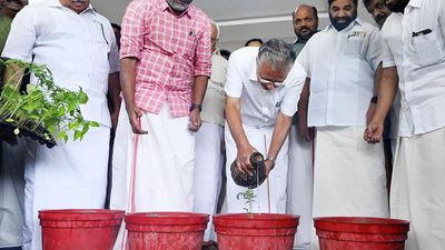 CM launches ‘Onathinu Oru Muram Pachakari’