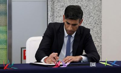 Rishi Sunak seen using erasable-ink pens on official documents and in meetings