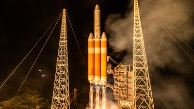 ULA Delta IV Heavy rocket puts on a show on its next-to-last launch (photos)
