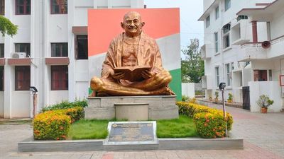 Watch | What connects Mahatma Gandhi, Hindi and Chennai?