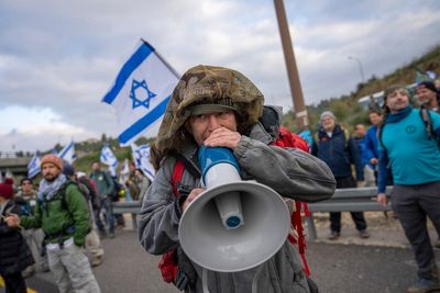 Dozens of Israeli air force vets threaten not to serve after Netanyahu resumes judicial overhaul