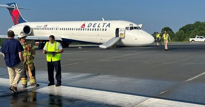 Delta plane with over 100 people onboard dramatically lands WITHOUT landing gear